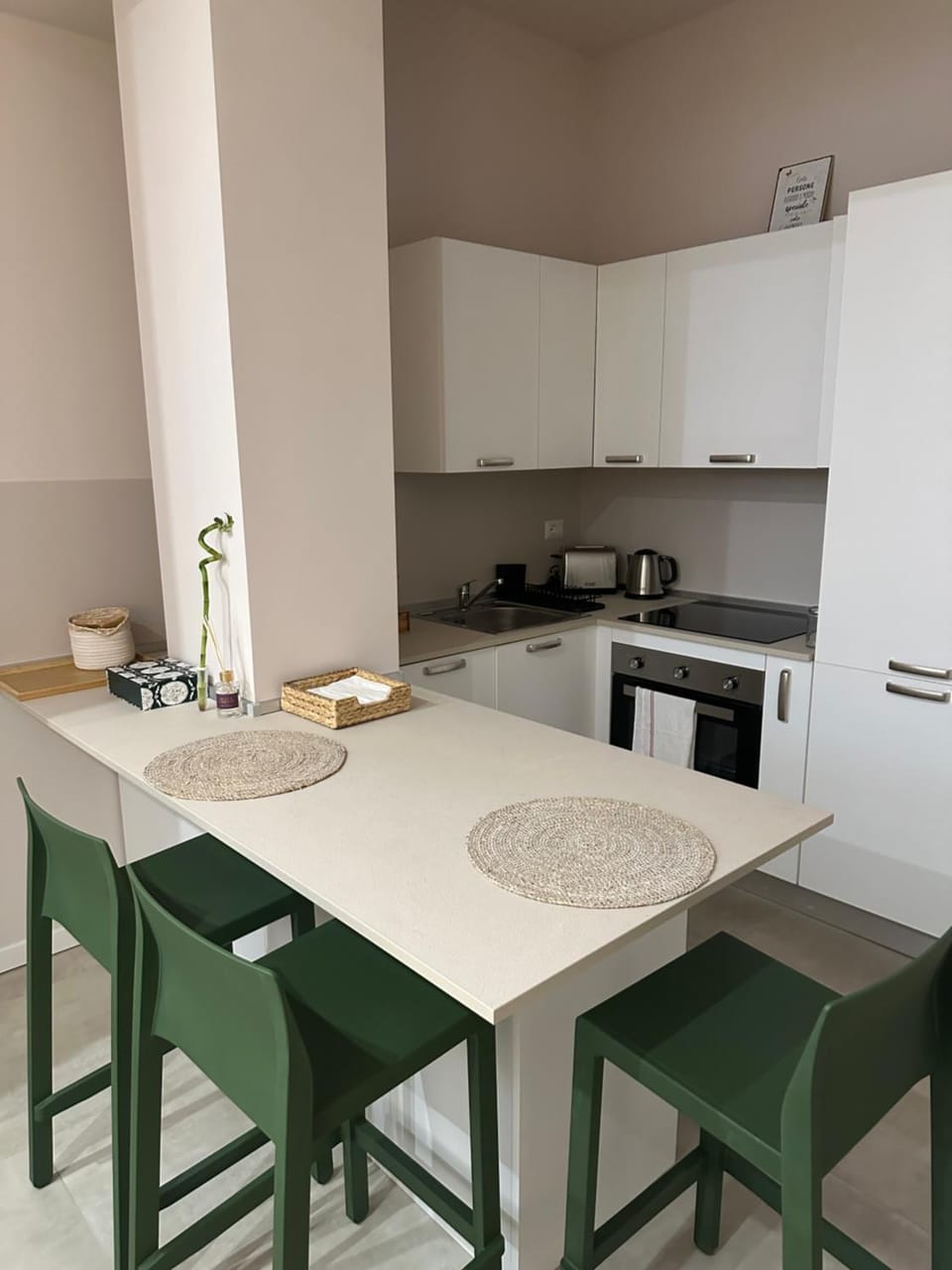 Kitchen or kitchenette, Dining area, minibar, stove