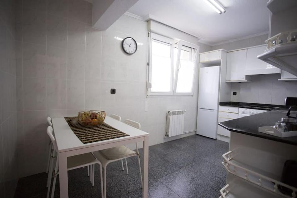Kitchen or kitchenette, Dining area, pet friendly, stove