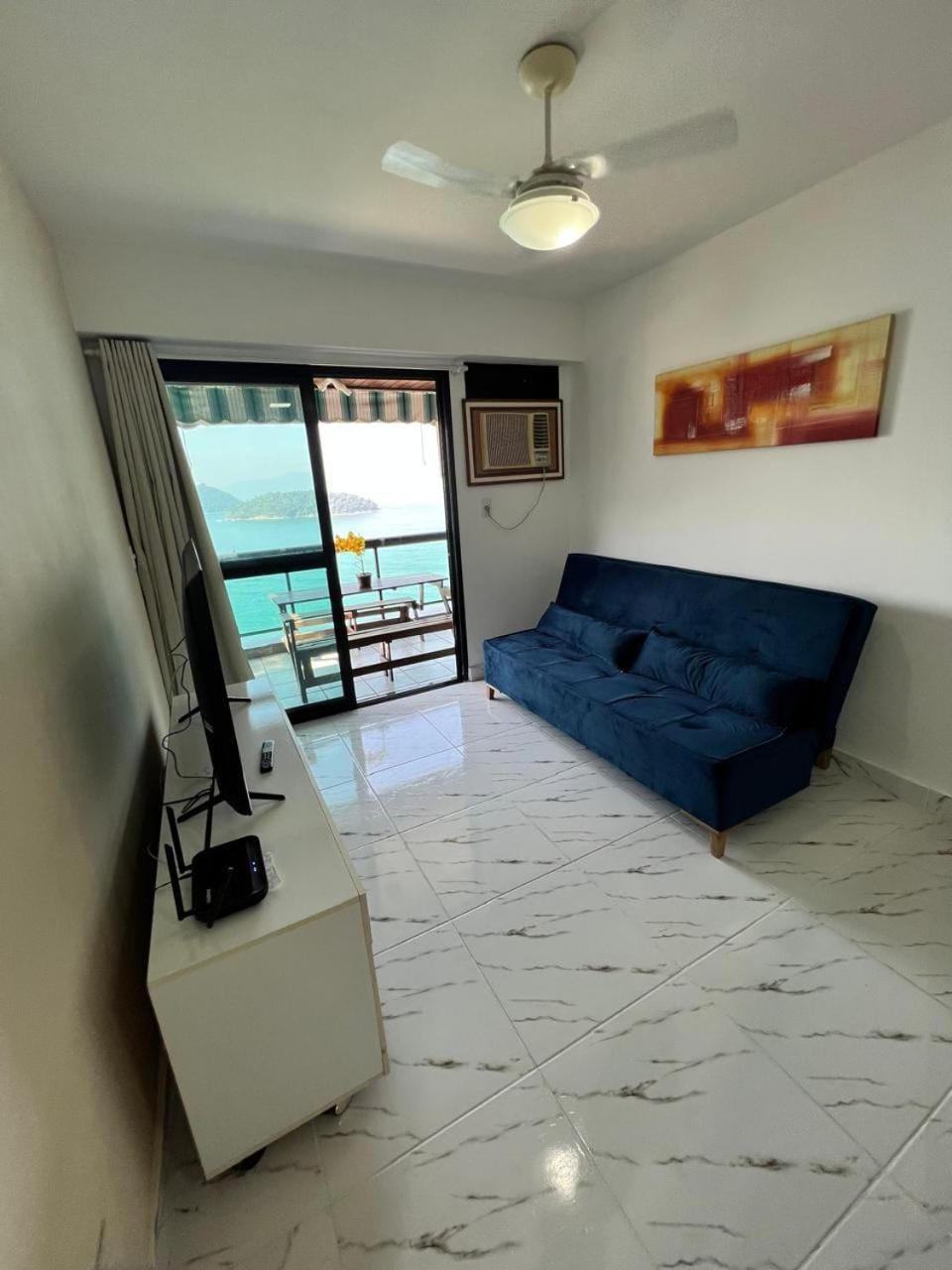 Communal lounge/ TV room, TV and multimedia, Living room, Seating area, air conditioner