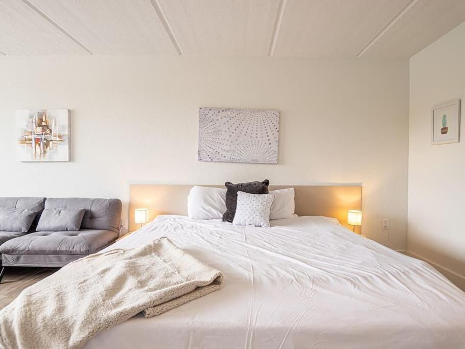 Living room, Photo of the whole room, Seating area, Bedroom