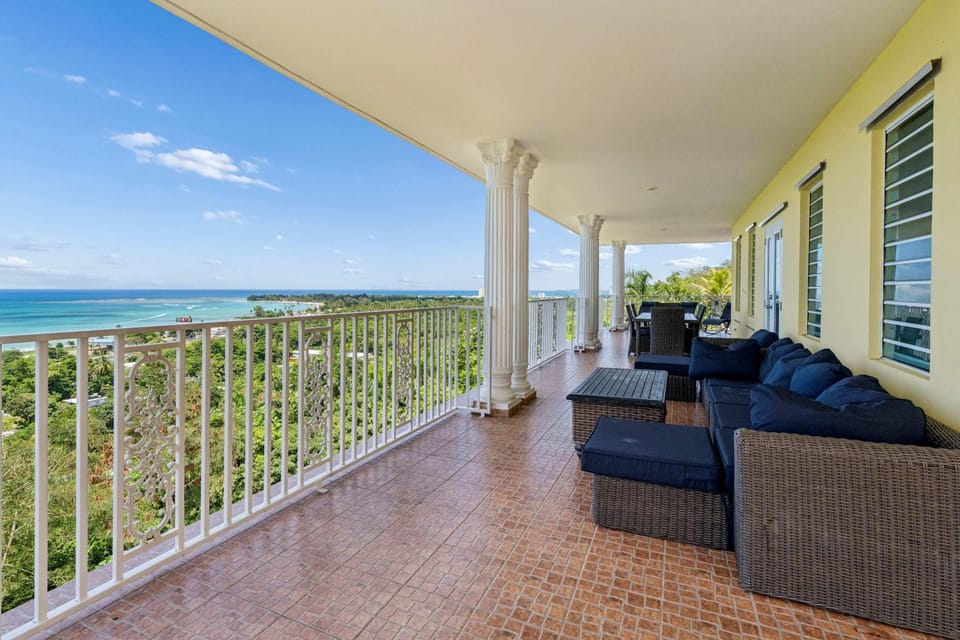 Villa del Enseuno- Pristine View and Infinity Pool House in Fajardo