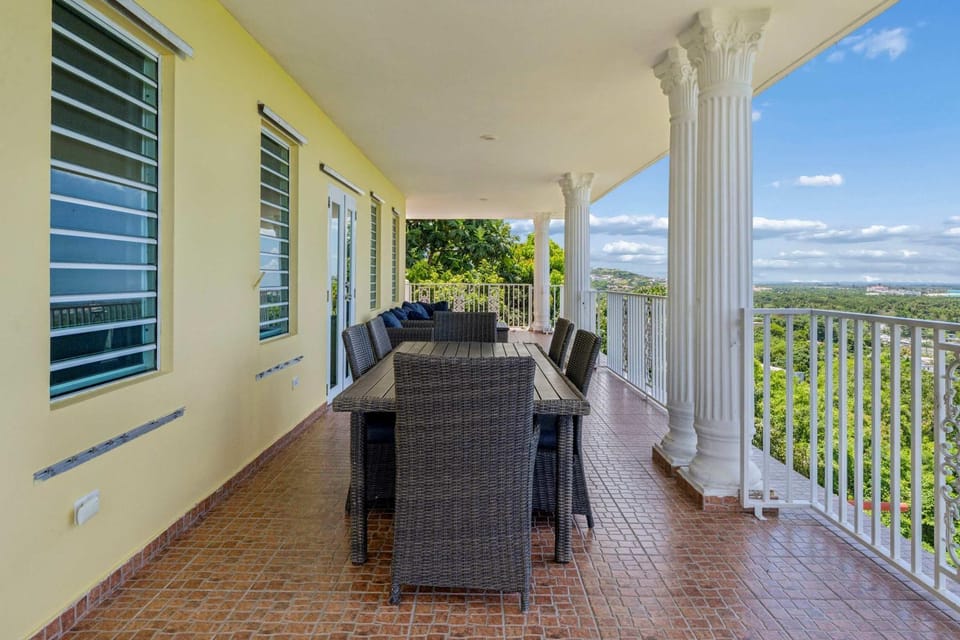 Villa del Enseuno- Pristine View and Infinity Pool House in Fajardo