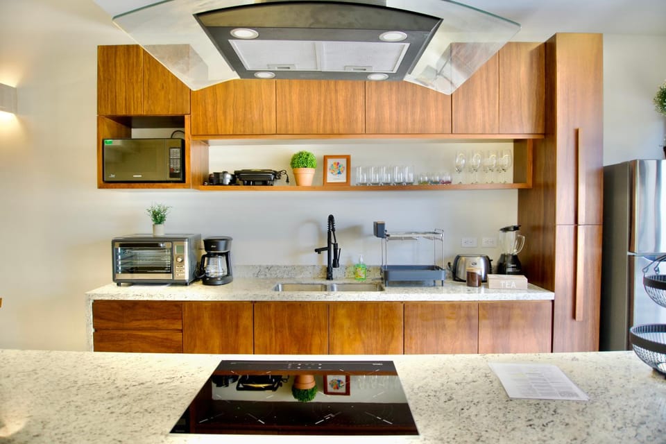 Coffee/tea facilities, Kitchen or kitchenette, oven, stove, toaster