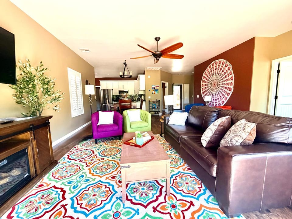 Kitchen or kitchenette, Living room, Decorative detail, Seating area, Dining area