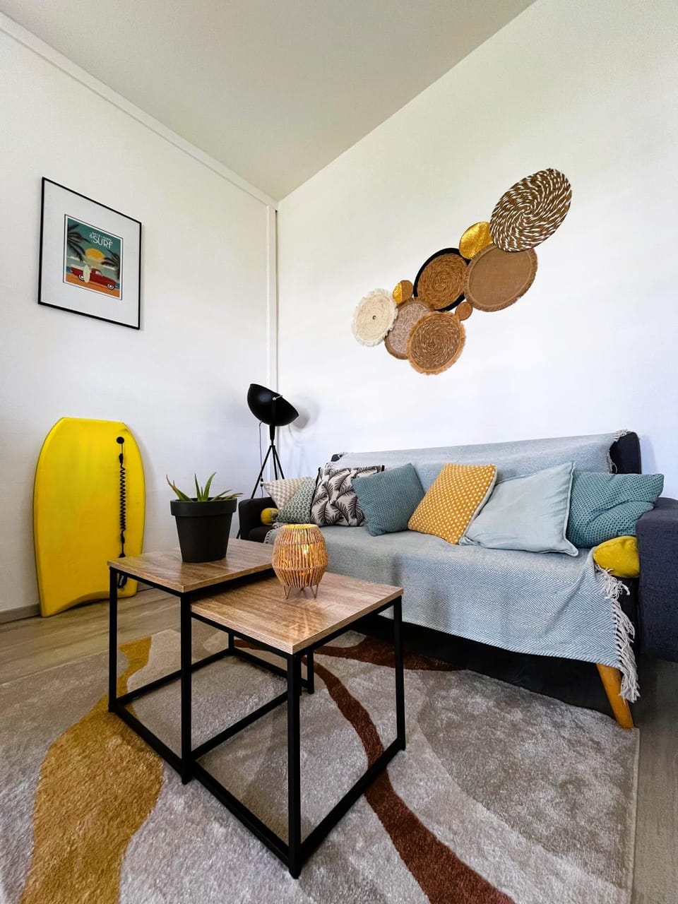 Nearby landmark, Activities, Living room, Seating area, Beach, Hiking