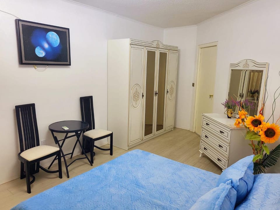 Bed, TV and multimedia, Bedroom, wardrobe