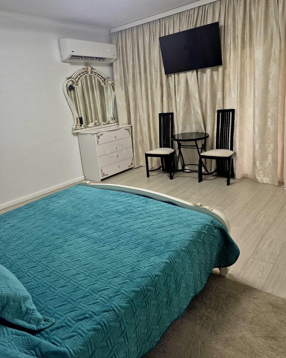 Bed, TV and multimedia, Bedroom, hair dresser