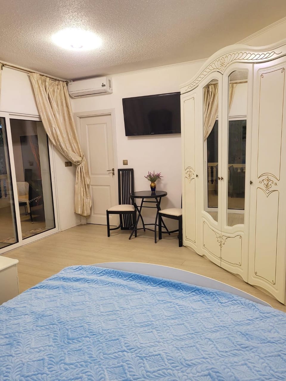 Bed, TV and multimedia, wardrobe, air conditioner