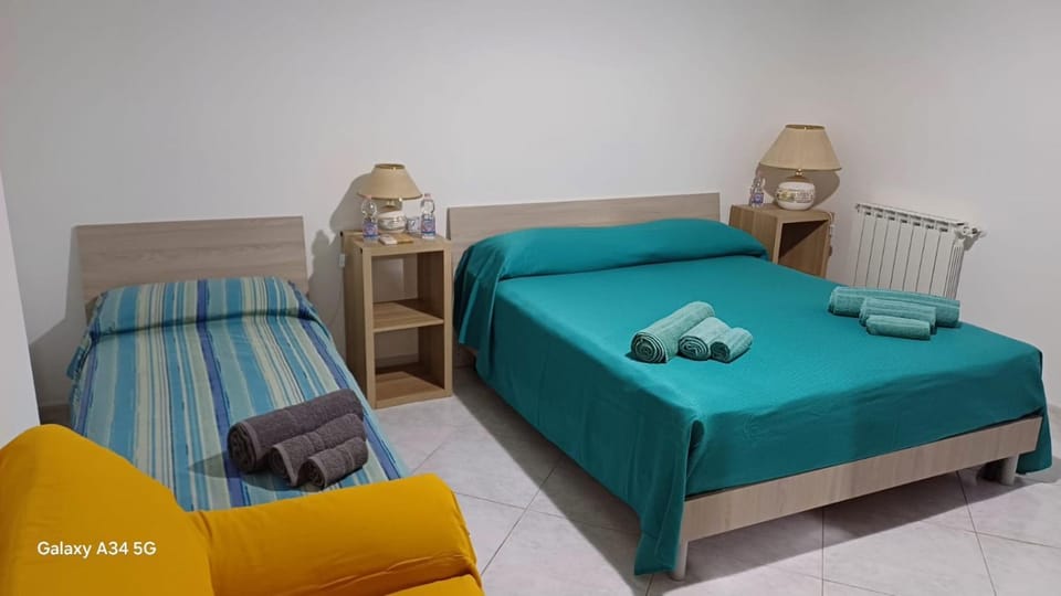 Bed, Bedroom, towels