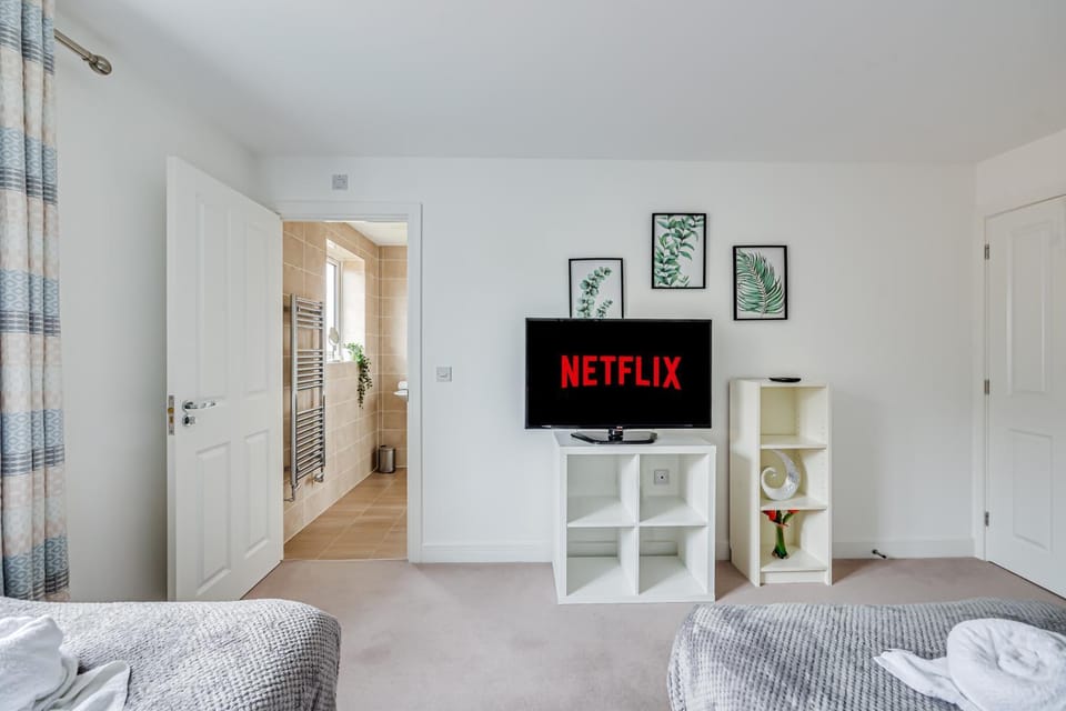 Bed, TV and multimedia, Bedroom