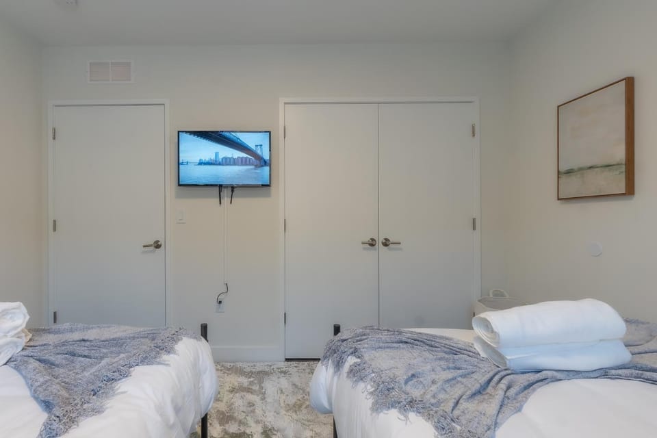 Bed, TV and multimedia, Bedroom, towels