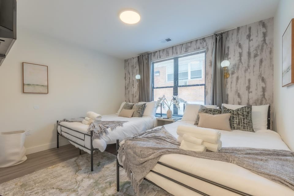 Bed, TV and multimedia, Photo of the whole room, Bedroom, towels