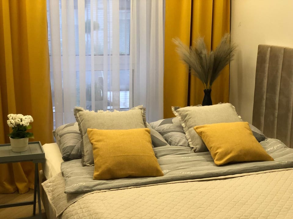 Bed, Photo of the whole room, Seating area, Bedroom