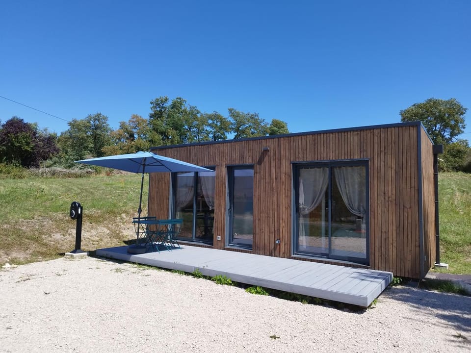 Property building, Patio, Facade/entrance, Dining area, Parking, furniture