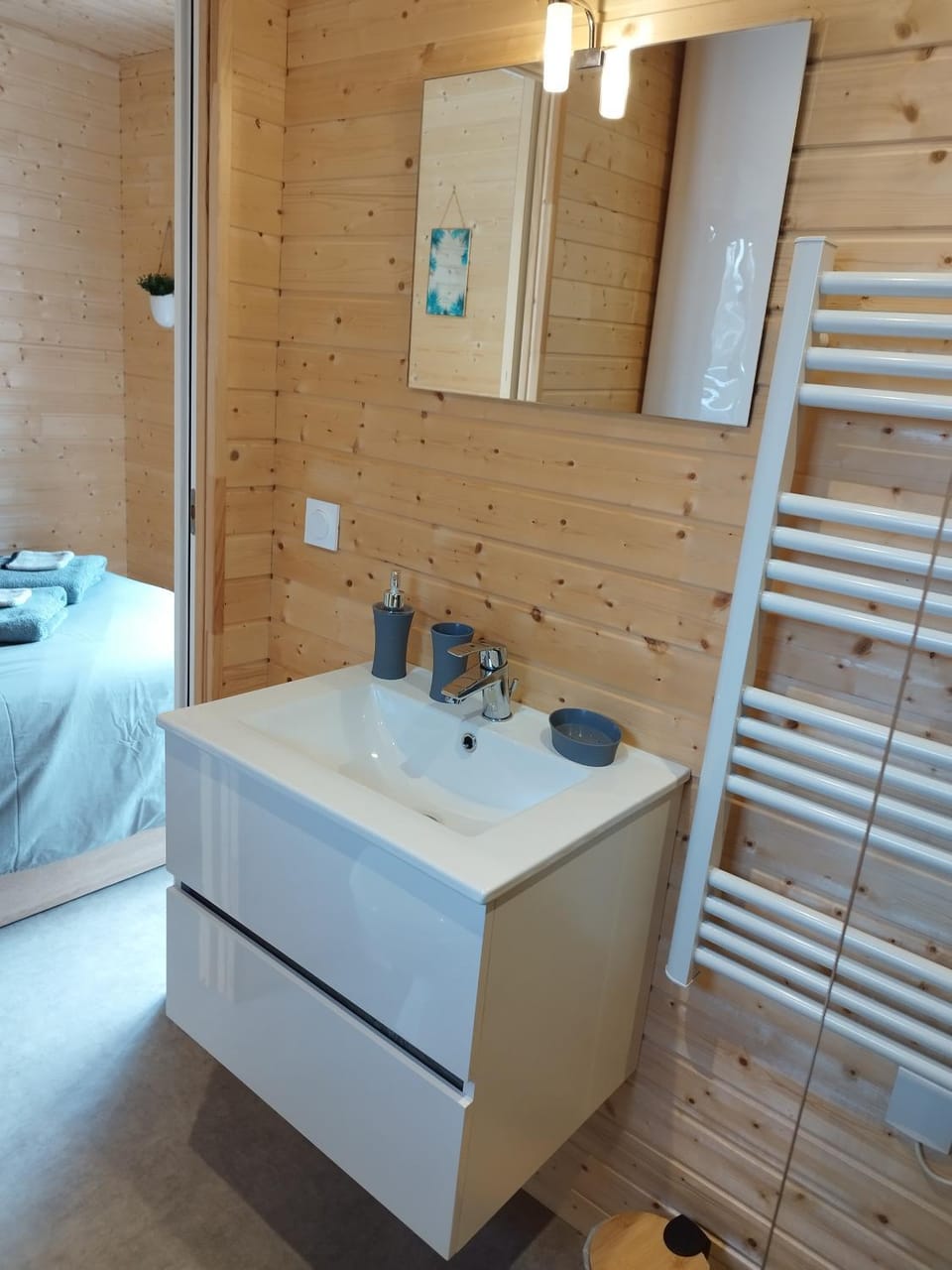 Toilet, Bed, Bathroom, Bedroom, hair dryier, heating, towels