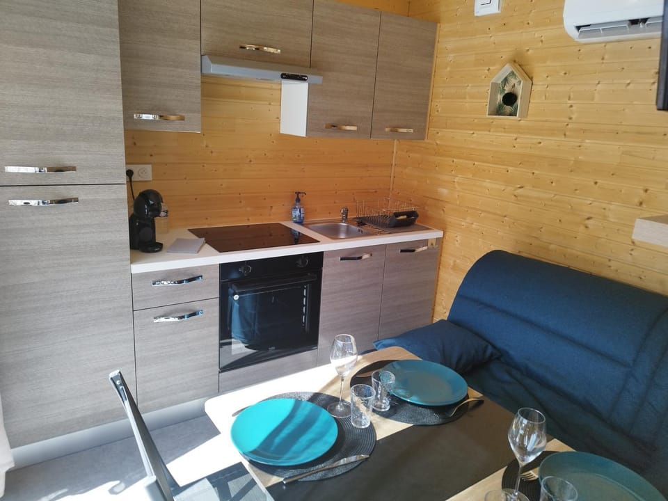 Coffee/tea facilities, Kitchen or kitchenette, Living room, Seating area, Dining area, heating, microwave, oven, stove, kitchen, air conditioner