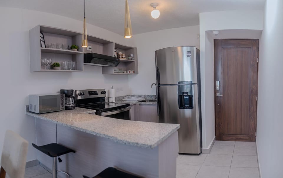 Kitchen or kitchenette, Dining area, minibar, oven, stove, toaster