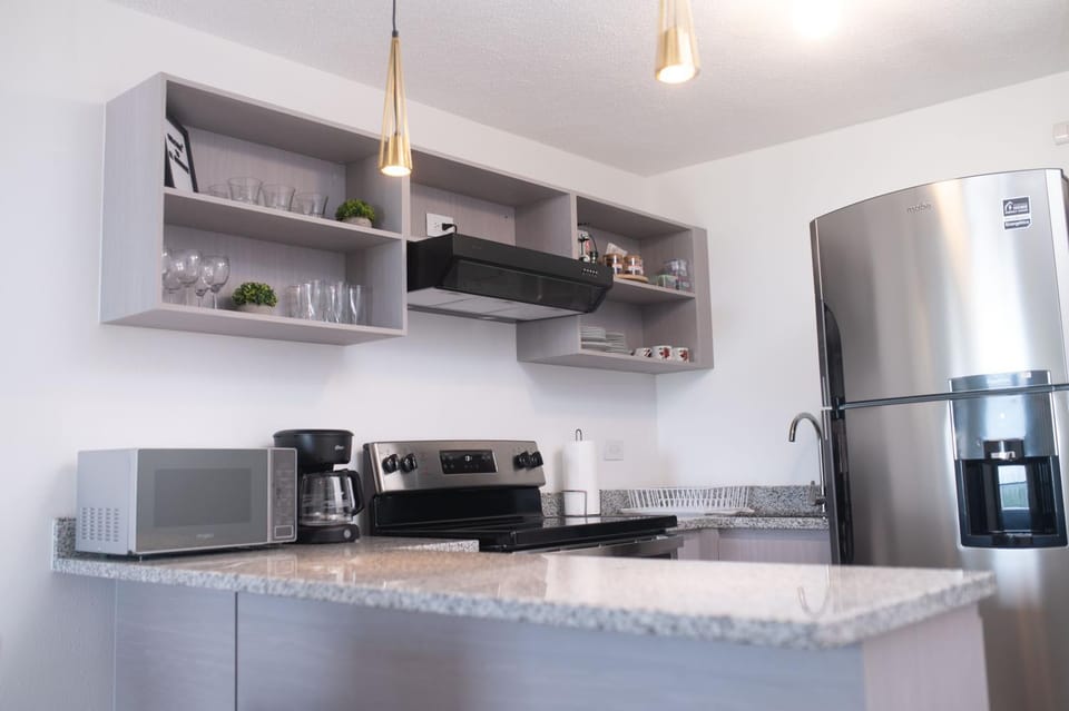 Coffee/tea facilities, Kitchen or kitchenette, oven, stove, toaster