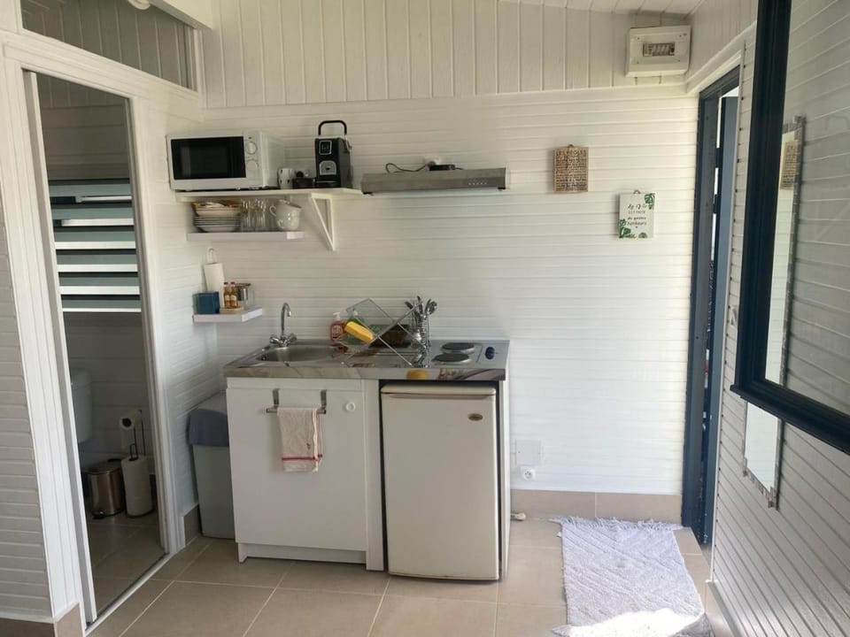 Kitchen or kitchenette, stove, Internal: Not applicable to any particular room