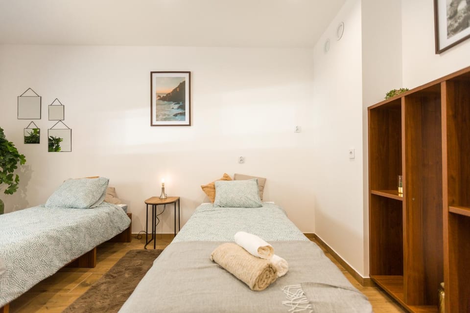 Bed, Photo of the whole room, Bedroom, towels