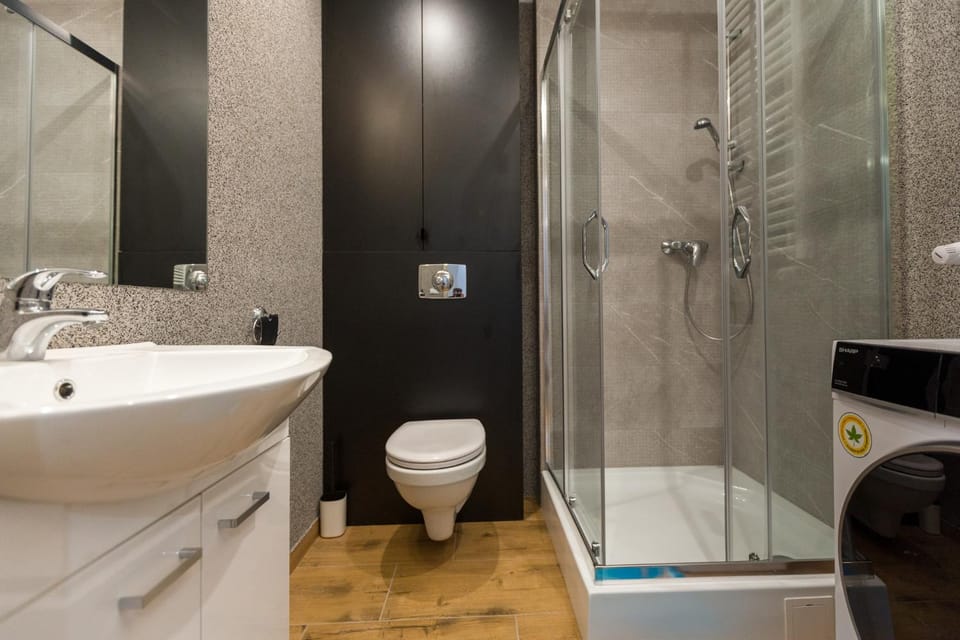 Shower, Toilet, Bathroom, Bath, towels
