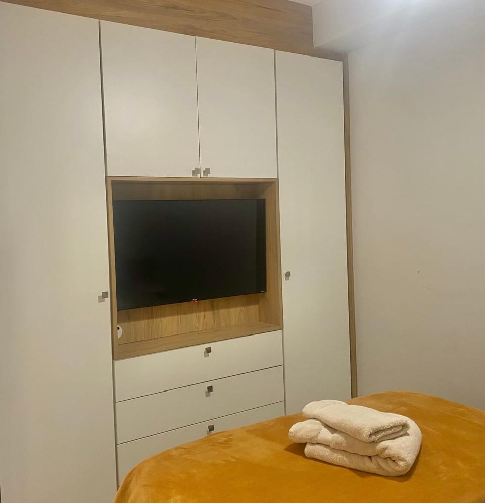 Bed, TV and multimedia, wardrobe