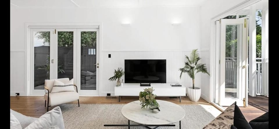 TV and multimedia, Living room, Seating area, Evening entertainment