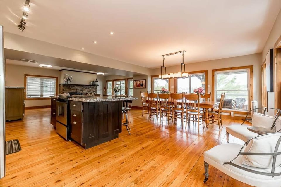 Kitchen or kitchenette, Living room, Seating area, Dining area, pet friendly, stove