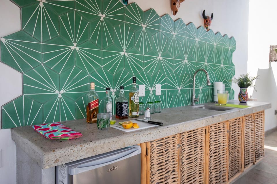 Kitchen or kitchenette, Lounge or bar