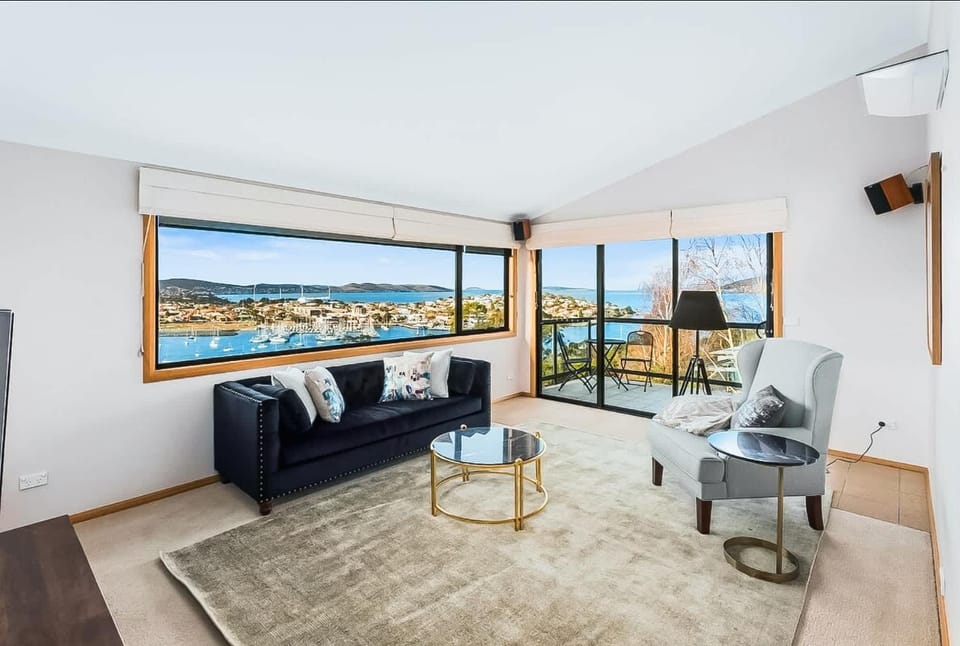 Leura Bayview Retreat - close to CBD&Air port House in Tasmania