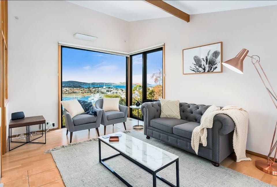 Leura Bayview Retreat - close to CBD&Air port House in Tasmania