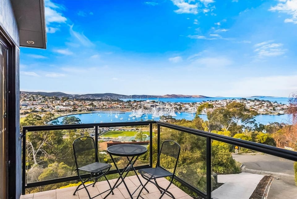 Leura Bayview Retreat - close to CBD&Air port House in Tasmania