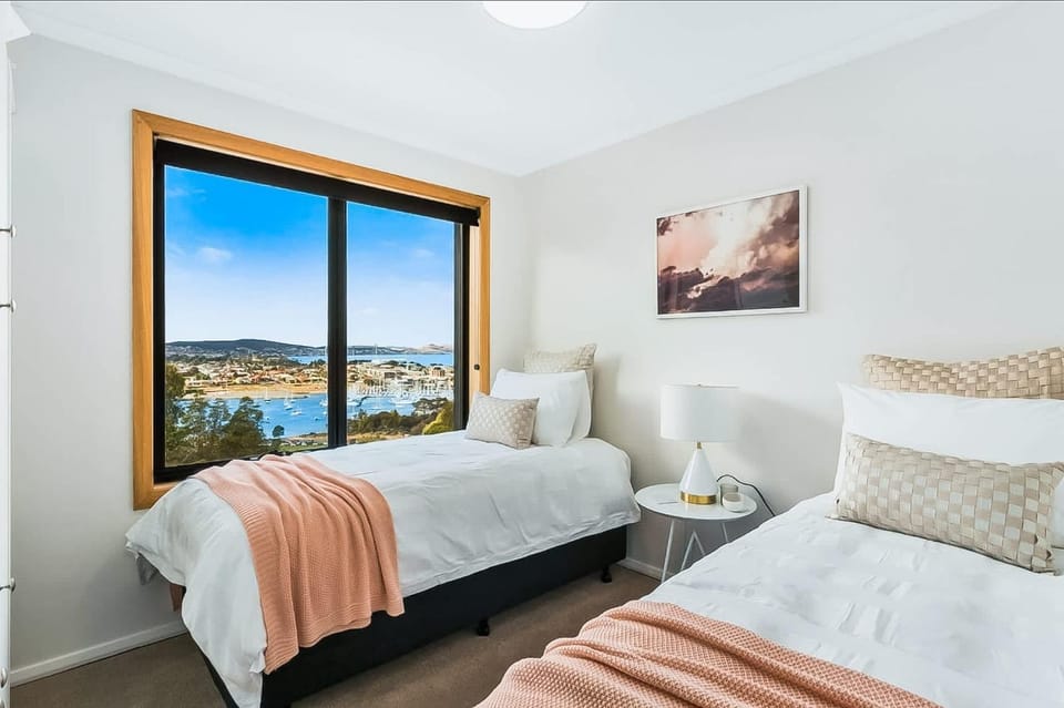 Leura Bayview Retreat - close to CBD&Air port House in Tasmania
