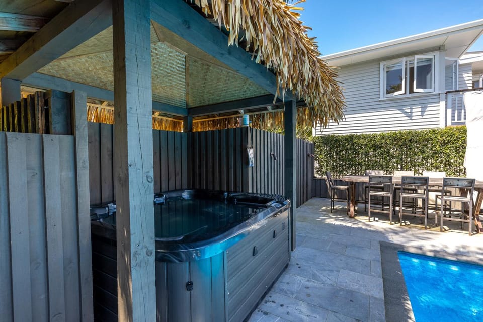 Aloha Cottage with Pool & Spa, Waiheke House in Auckland Region
