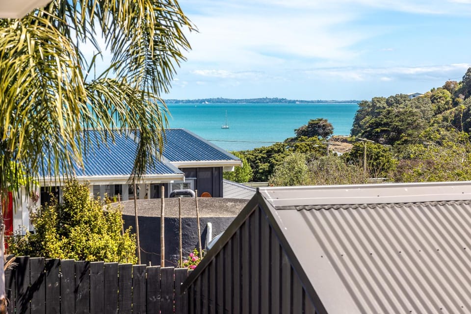 Aloha Cottage with Pool & Spa, Waiheke House in Auckland Region