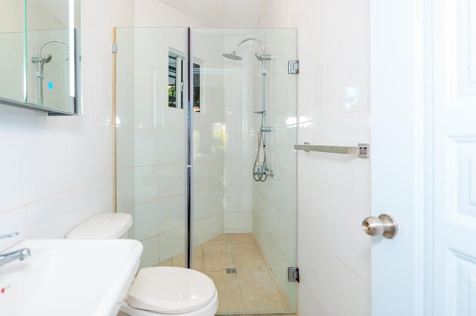 Shower, Toilet, Bathroom, bidet, towels