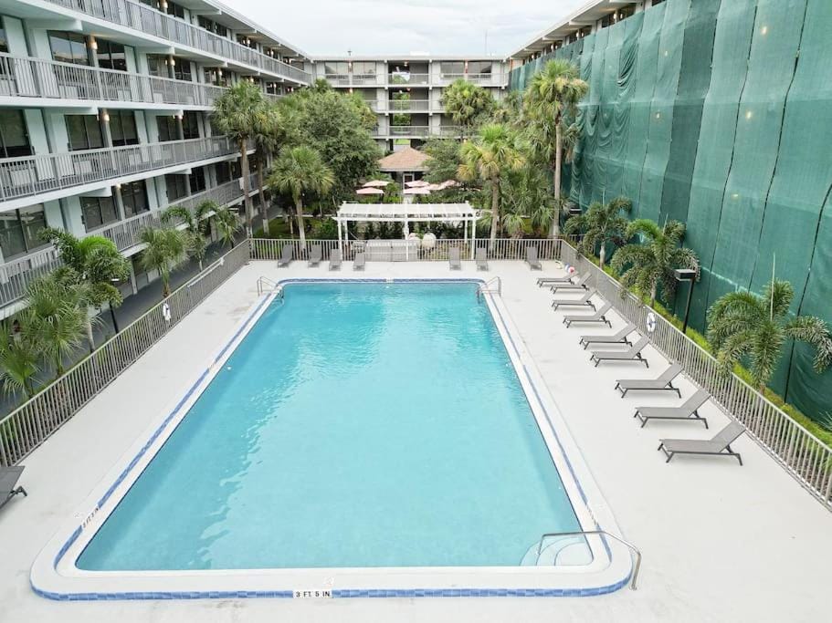 Property building, Day, Pool view, Swimming pool, sunbed