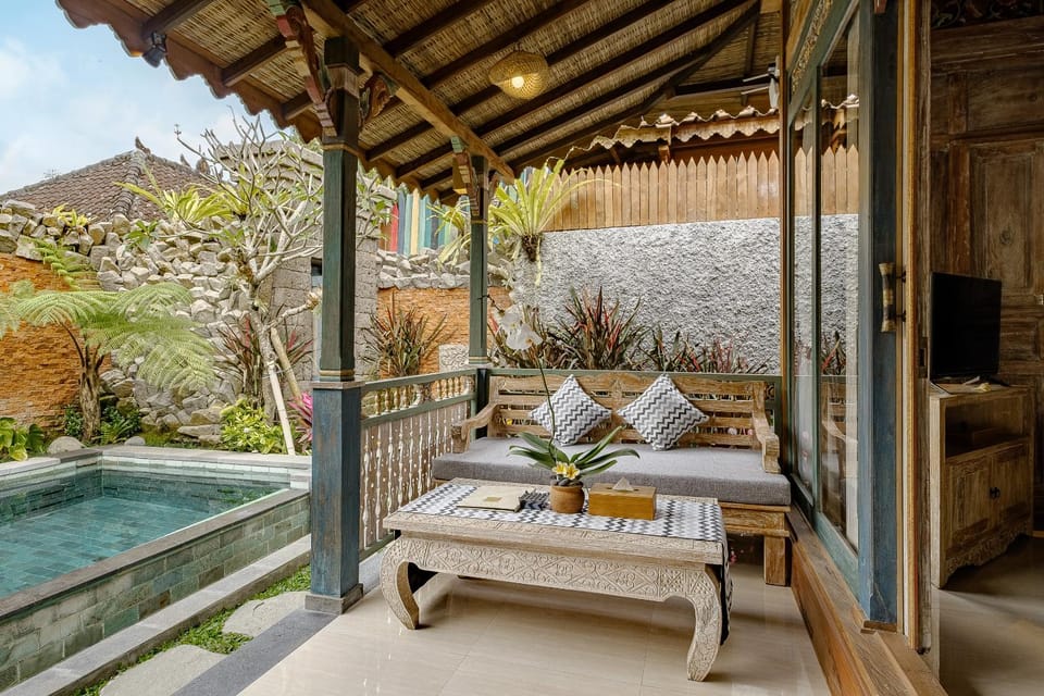 Property building, Patio, Natural landscape, View (from property/room), Balcony/Terrace, Garden view, Pool view, Swimming pool, sunbed