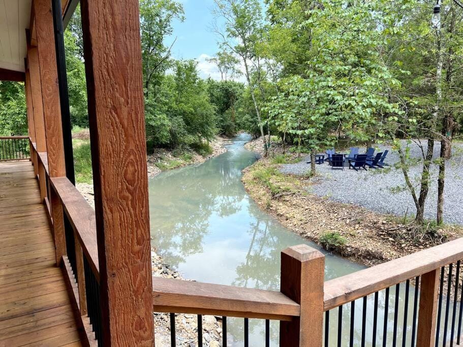 The Bridge of Wonders, Lux 5BR Creek Front with Gameroom House in Broken Bow
