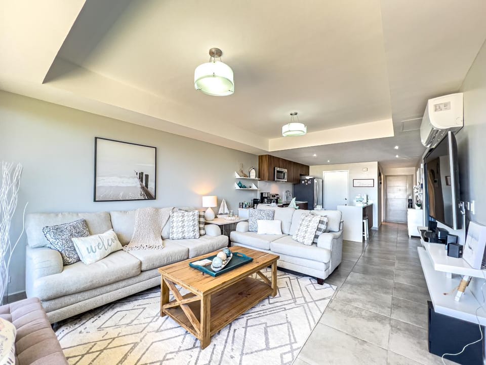 Communal lounge/ TV room, TV and multimedia, Living room, Seating area, Evening entertainment, air conditioner