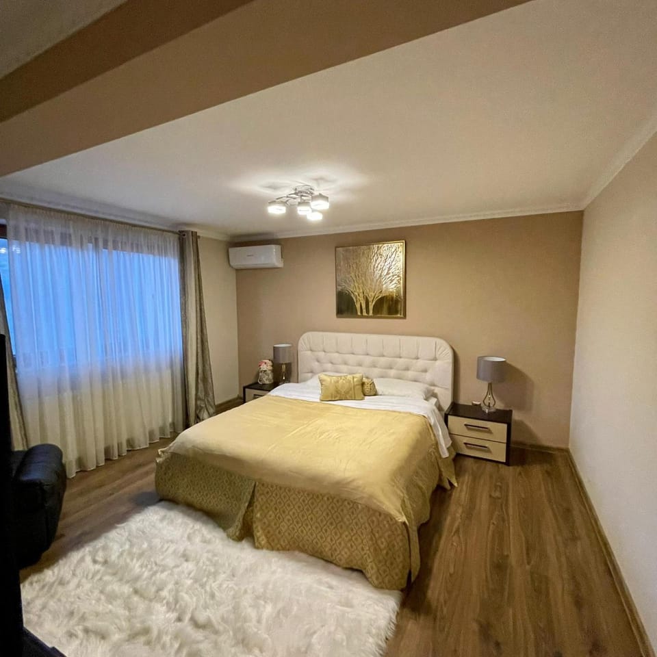 Bed, Photo of the whole room, Seating area, Bedroom