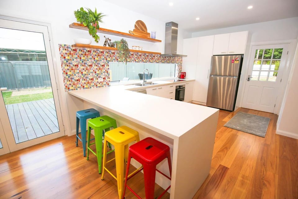 Coffee/tea facilities, Kitchen or kitchenette, Dining area, dishwasher, microwave, oven, pet friendly, stove