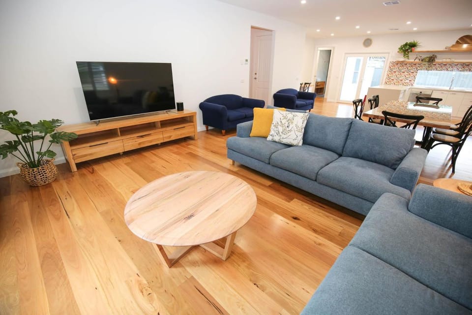 TV and multimedia, Kitchen or kitchenette, Living room, Seating area, Dining area, heating, pet friendly, air conditioner