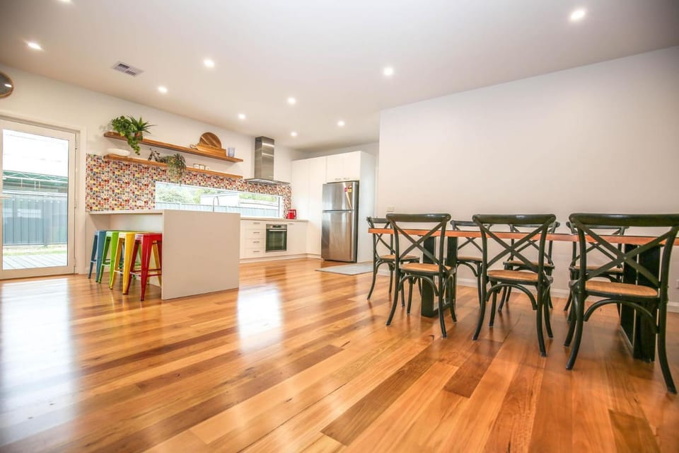 Kitchen or kitchenette, Living room, Seating area, Dining area, oven, pet friendly