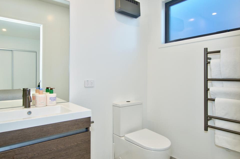 Toilet, Bathroom, towels