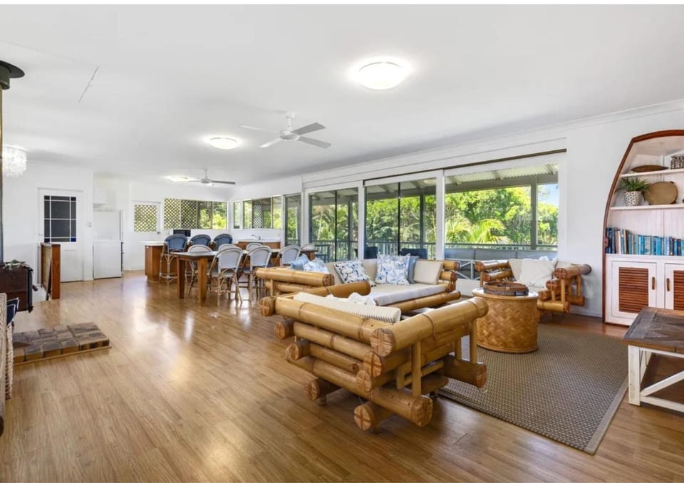 Classic Beach House on Surfside - Pet Friendly House in Pottsville