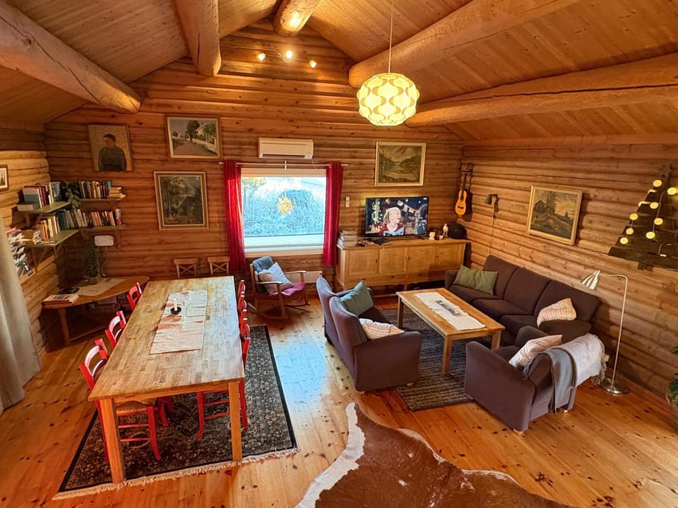 Communal lounge/ TV room, TV and multimedia, Living room, Seating area, Dining area, Evening entertainment