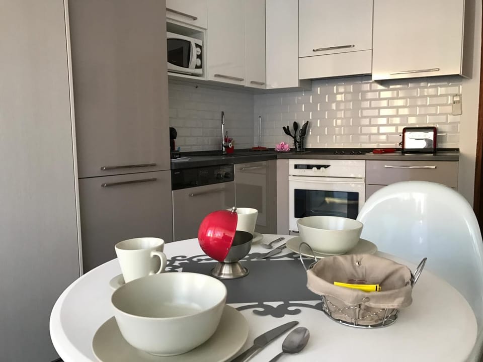 Kitchen or kitchenette, Dining area