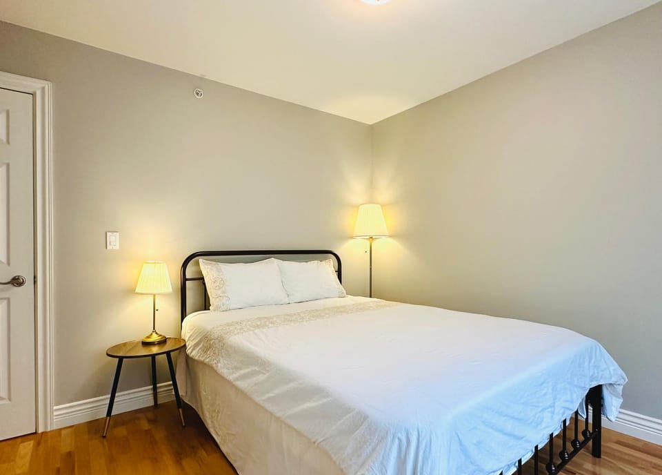 Spacious 5BR 3BA Guest Villa - 10 Min to DT - Pet Friendly, Free Parking Villa in Vancouver