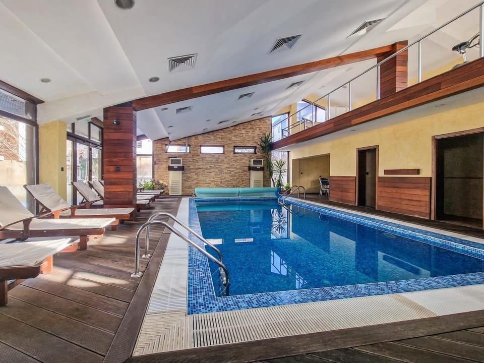 Pool view, Swimming pool, sunbed